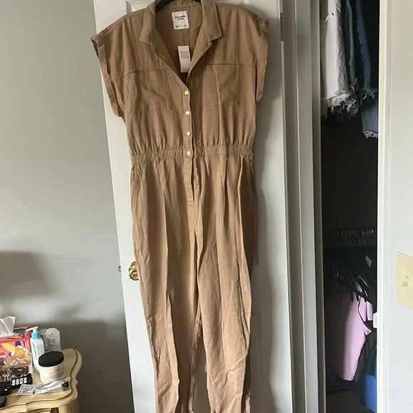 NWT Abercrombie & Fitch Tank Khaki Short Sleeve Jumpsuit Sz L - Picture 1 of 7